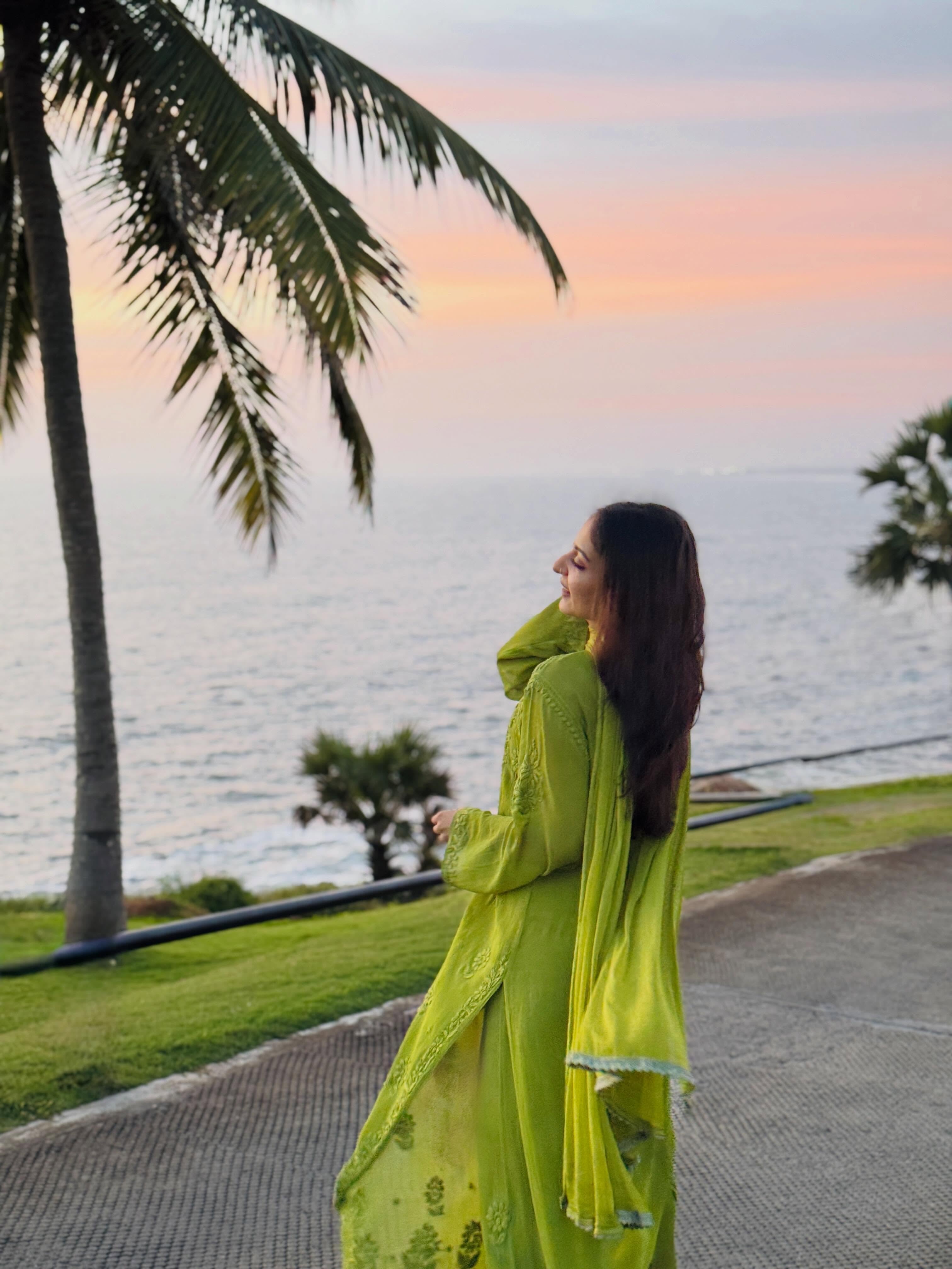 Ishani Krishna In Viscose Georgette Straight Kurta Set With 3D Hand Work